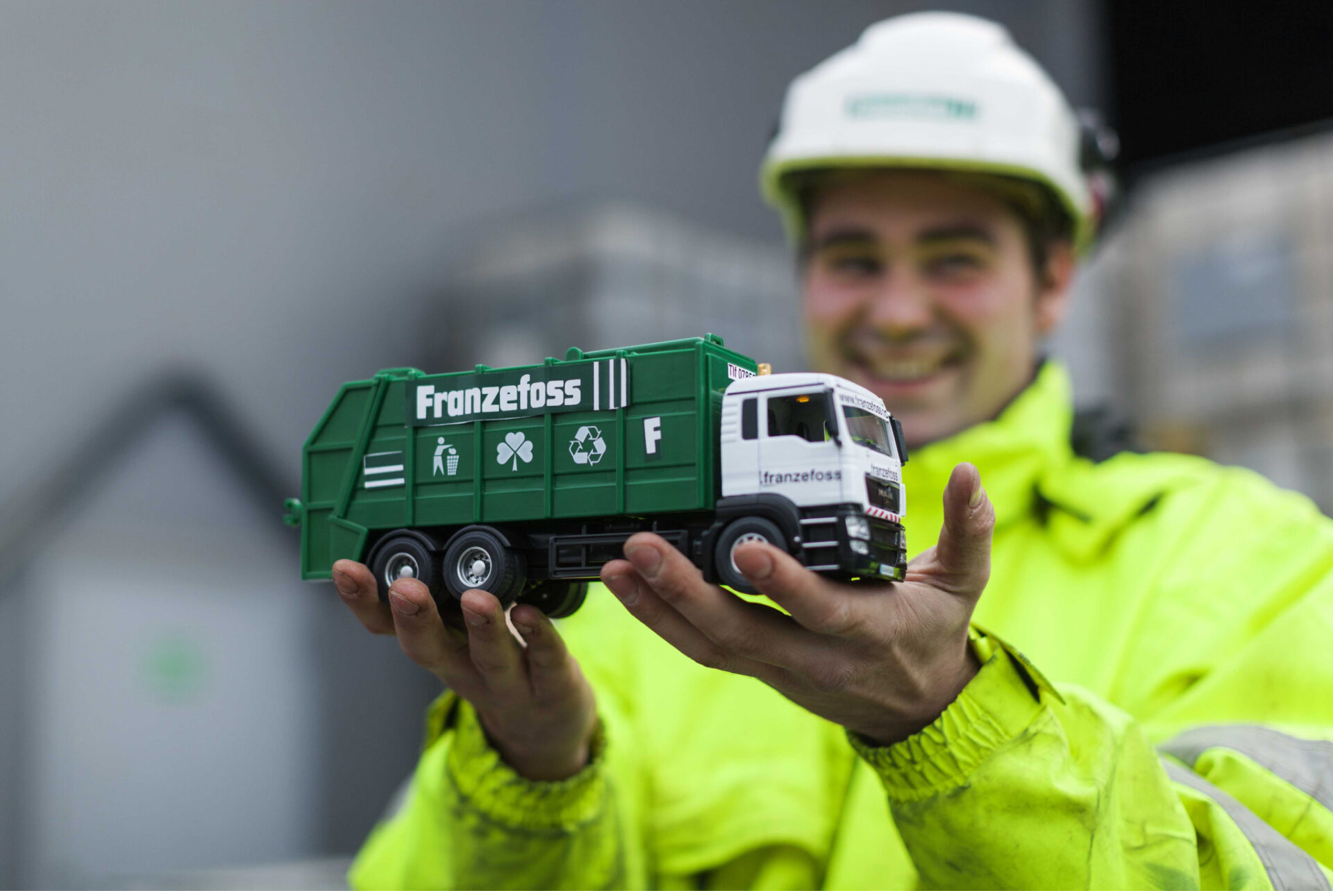 Mann holder en lekelastebil med Franzefoss logo